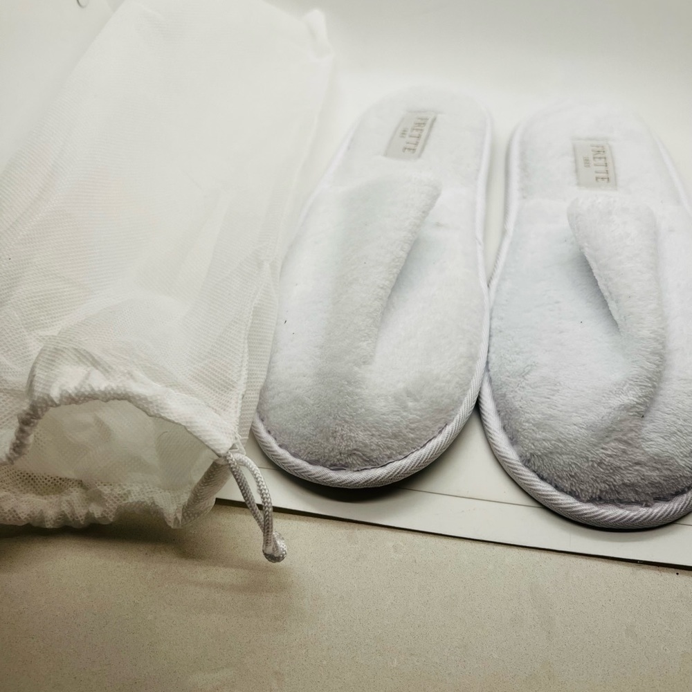 NWT Frette Men’s Slippers with Bag. White. One Size.